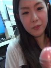 办公室无人时，强迫漂亮文员口交手淫，肉棒在她唇舌揉弄中喷发浓精！